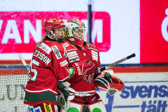 Modos Maja Grundström och målvakt Andrea Brändli jublar