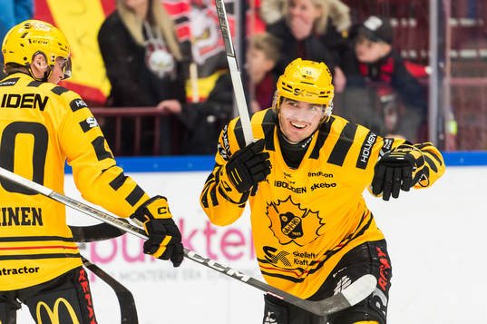 Skellefteås Max Lindholm jublar