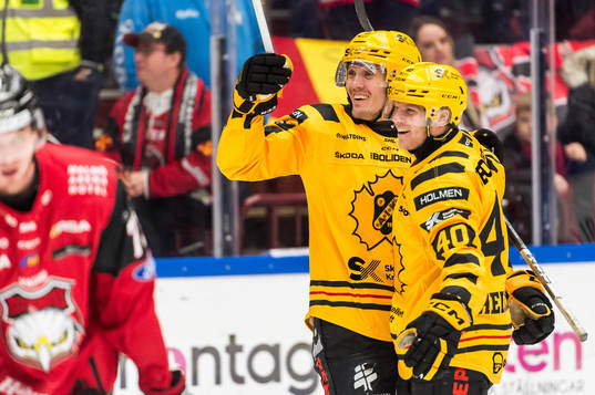 Skellefteås Max Lindholm, Anton Heikkinen och jublar