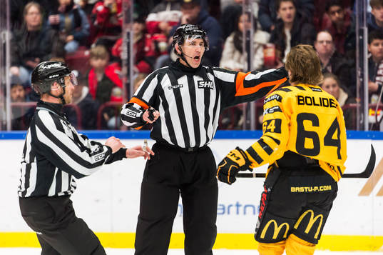 Domare Linus Öhlund och Skellefteås Jonathan Pudas