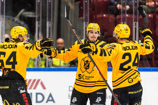 Skellefteås Jonathan Johnson jublar med lagkamrater