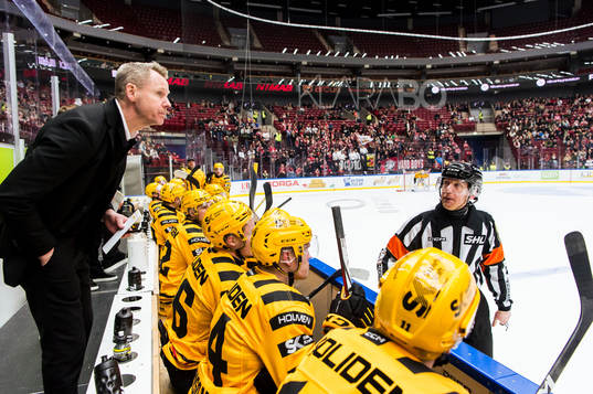 Skellefteås tränare Robert Ohlsson och Domare Mikael Holm