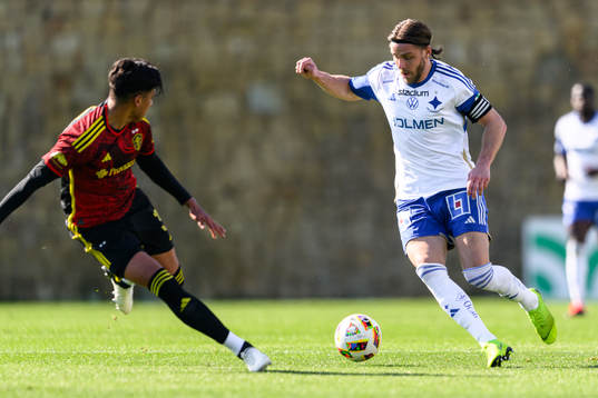 Xavier Arreaga of Seattle Sounders FC and Christoffer Nyman