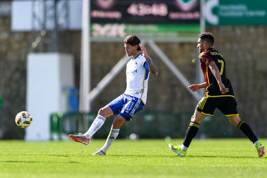 Arnor Traustason of IFK Norrköping and Cristian Roldan of