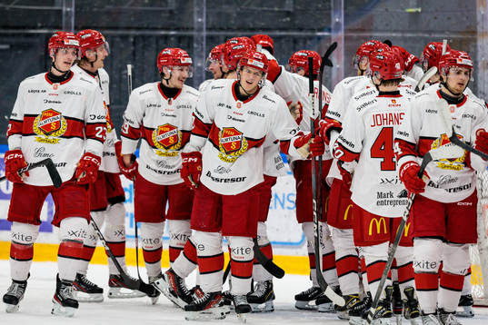 Almtunas Leon Lerebäck  jublar med lagkamrater