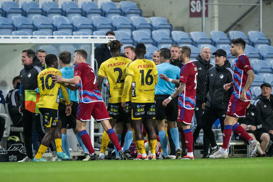 Michael Baidoo of Elfsborg and Viktor Claesson of FC