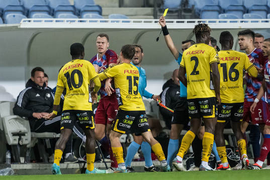 Michael Baidoo of Elfsborg and Viktor Claesson of FC