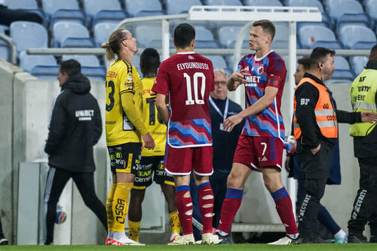 Niklas Hult of Elfsborg and Mohamed Elyounoussi and Viktor