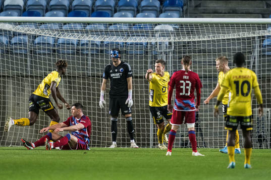 Terry Yegbe and Andri Fannar Baldursson of Elfsborg