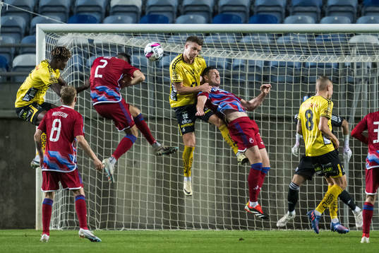 Andri Fannar Baldursson of Elfsborg and Scott McKenna of FC