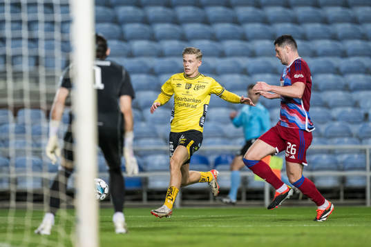 Gottfrid Rapp of Elfsborg and Scott McKenna of FC Copenhagen