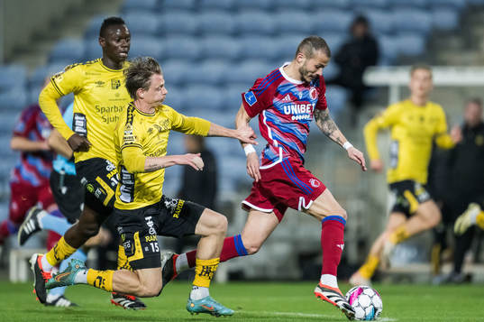 Simon Hedlund of Elfsborg and Diogo Goncalves of FC