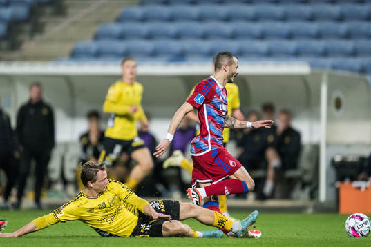 Simon Hedlund of Elfsborg and Diogo Goncalves of FC