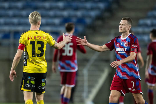 Johan Larsson of Elfsborg and Viktor Claesson of FC