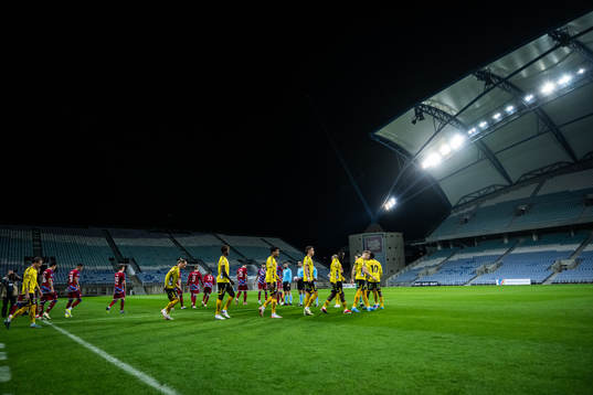 Players of Elfsborg and of FC Copenhagen enter the pitch
