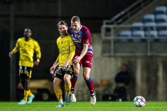 Simon Hedlund of Elfsborg and Viktor Claesson of FC