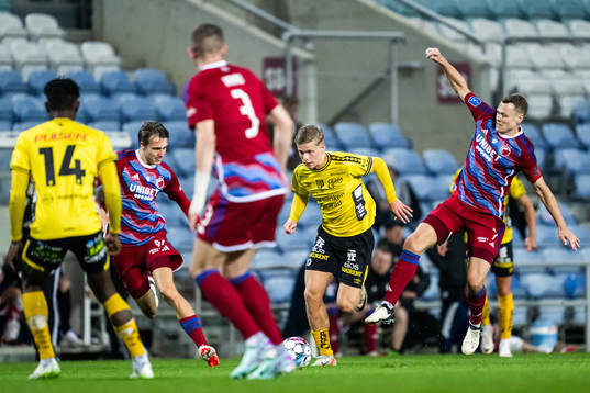 Gottfrid Rapp of Elfsborg and Viktor Claesson of FC