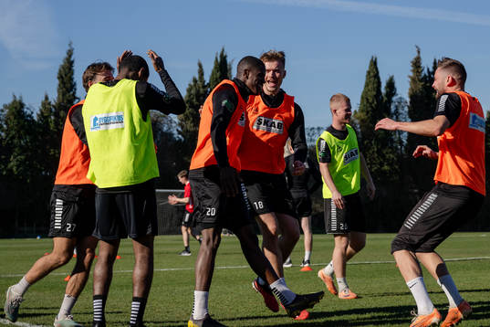 Chisomnazu Chika Chidi och Alexander Ahl Holmström jublar