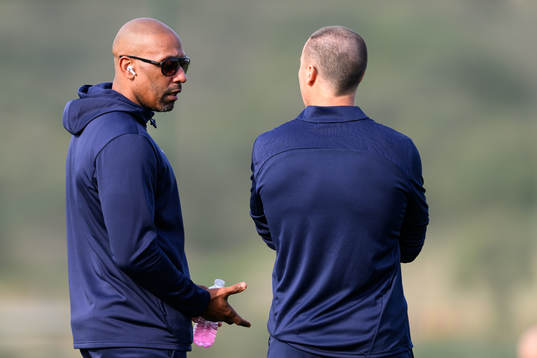 Malmö FFs scout Jeffrey Aubynn och sportchef Daniel