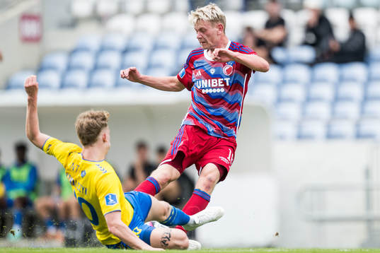 Mateusz Kowalczyk of Brøndby and Orri Oskarsson of FC