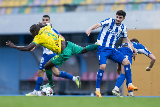 Chriso of Mafra and Melvin Koliqi of IFK Göteborg