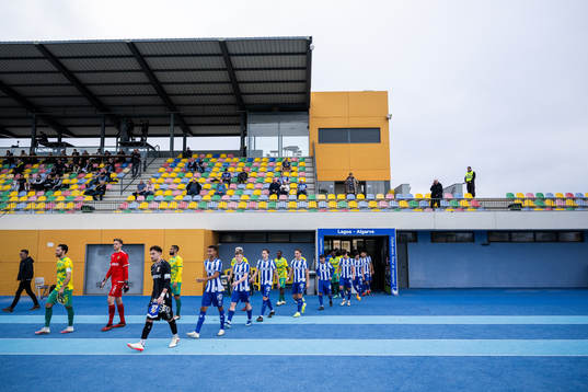 Players of Mafra and of IFK Göteborg enter the pitch