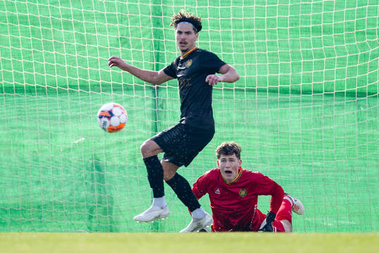 William Milovanovic and goalkeeper Kees Sims of GAIS