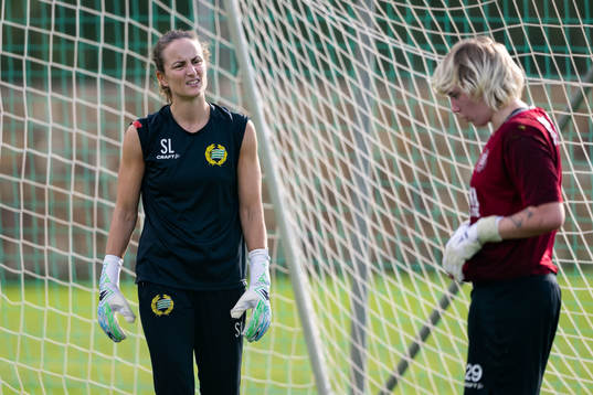Hammarbys målvaktstränare Sofia Lundgren och Moa Edrud