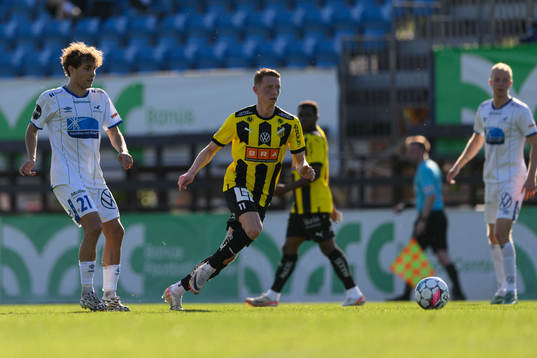 Julius Eskesen of Haugesund and Julius Lindberg of Häcken