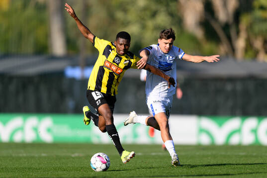 Akoua Romeo Amane of Häcken and Emir Derviskadic of