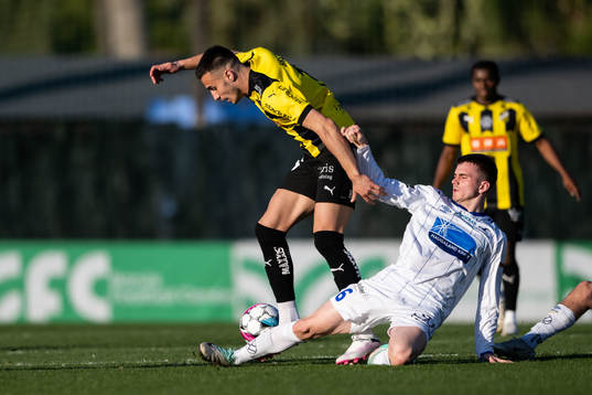 Srdjan Hrstic of Häcken and Hlynur Freur Karlsson of