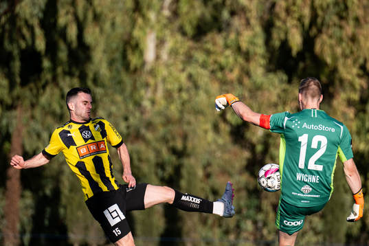 Kadir Hodzic of Häcken and goalkeeper Amund Wichne of