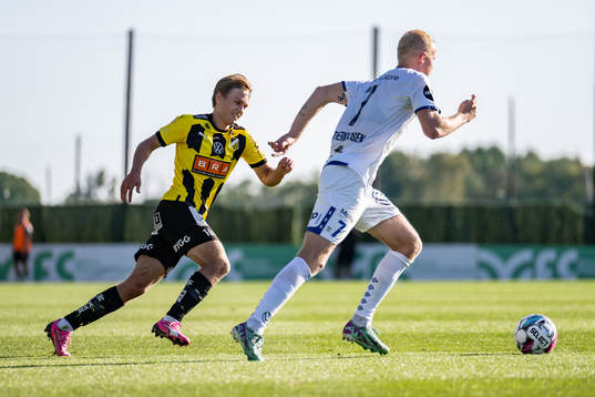 Pontus Dahbo of Häcken and Peter Therkildsen of Haugesund