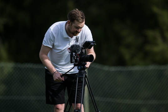 Innehållsproducent Andreas Arvidsson filmar