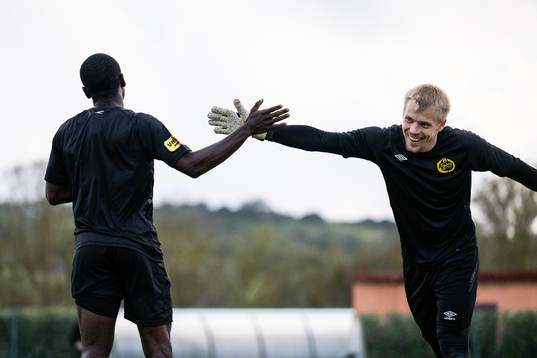 Michael Baidoo och målvakt Isak Pettersson jublar