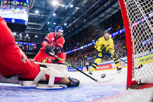 Michal Kempny of Czech Republic and Oscar Lindberg of Sweden