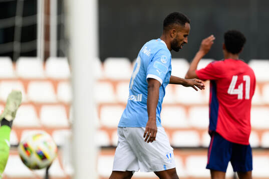 Isaac Kiese Thelin of Malmö FF celebrates