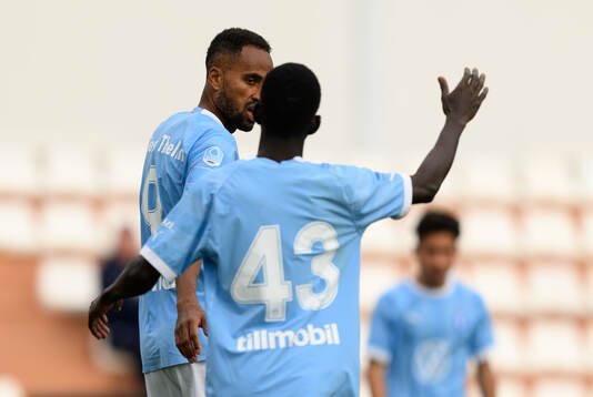 Isaac Kiese Thelin of Malmö FF celebrates