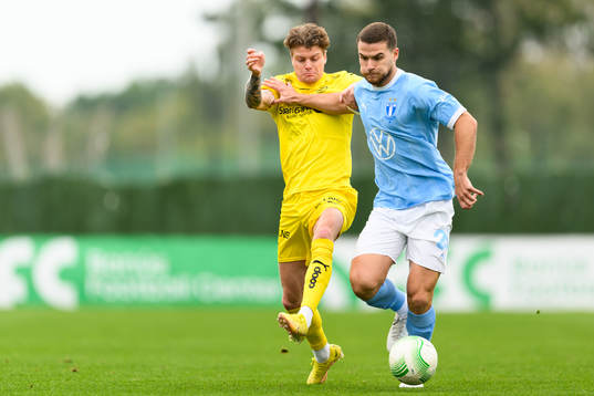 Marius Lode of Bodø/Glimt and Gabriel Busanello of Malmö