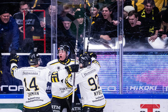 AIKs Richard Gynge jublar med Oscar Öhman och Zion Nybeck