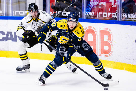 AIKs Hampus Falk och Södertäljes Filiph Engsund