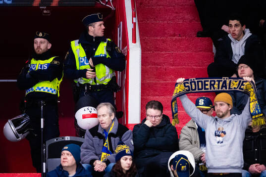 Poliseer på läktaren