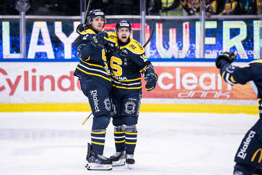 Södertäljes Viktor Liljegren jublar med Hampus Harlestam