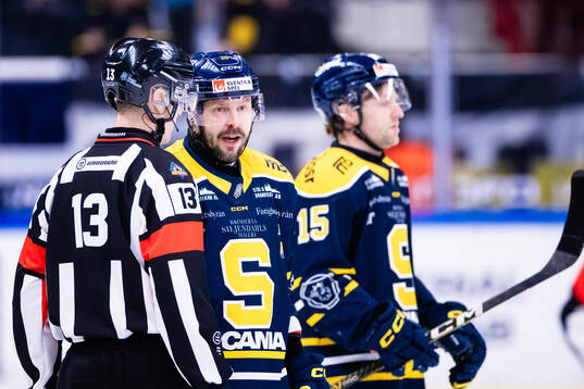 Södertäljes Marcus Eriksson i samtal med domare