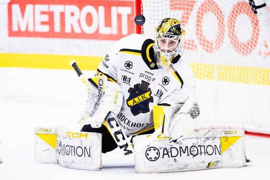 AIKs målvakt Tobias Normann med en räddning nunder