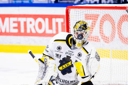 AIKs målvakt Tobias Normann med en räddning nunder