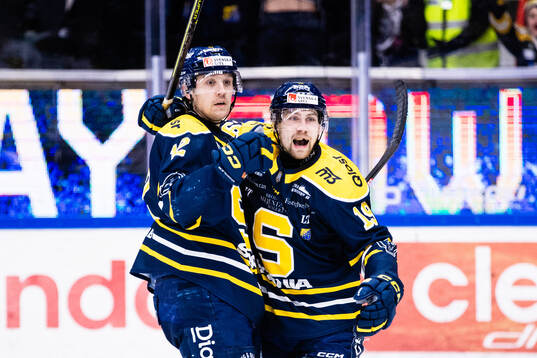 Södertäljes Viktor Liljegren jublar med Hampus Harlestam