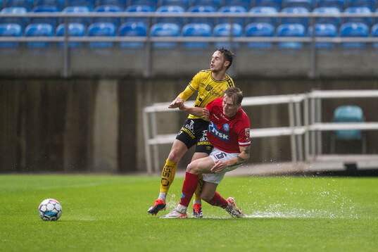 Jens Jakob Dyhr Thomasen of Elfsborg and Pelle Mattsson of