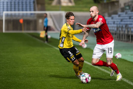 Enzo Andrén of Elfsborg and Jens Martin Gammelby of