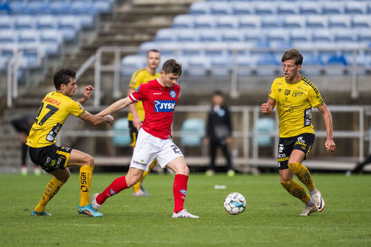 Besfort Zeneli of Elfsborg and Mads Larsen of Silkeborg and